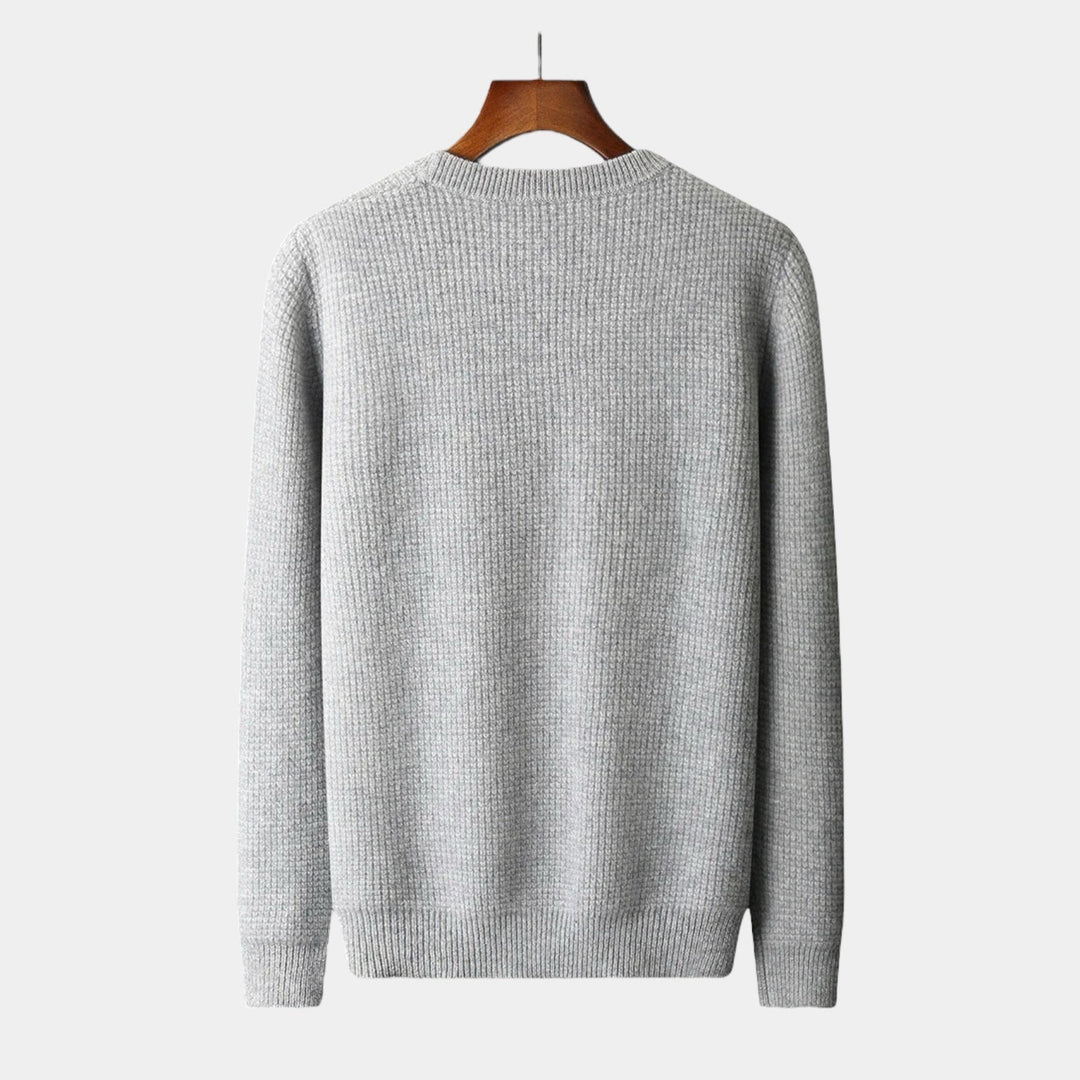 Grauer Strickpullover aus Baumwolle, Herrenmode, Rückansicht, hängend auf Holzkleiderbügel.