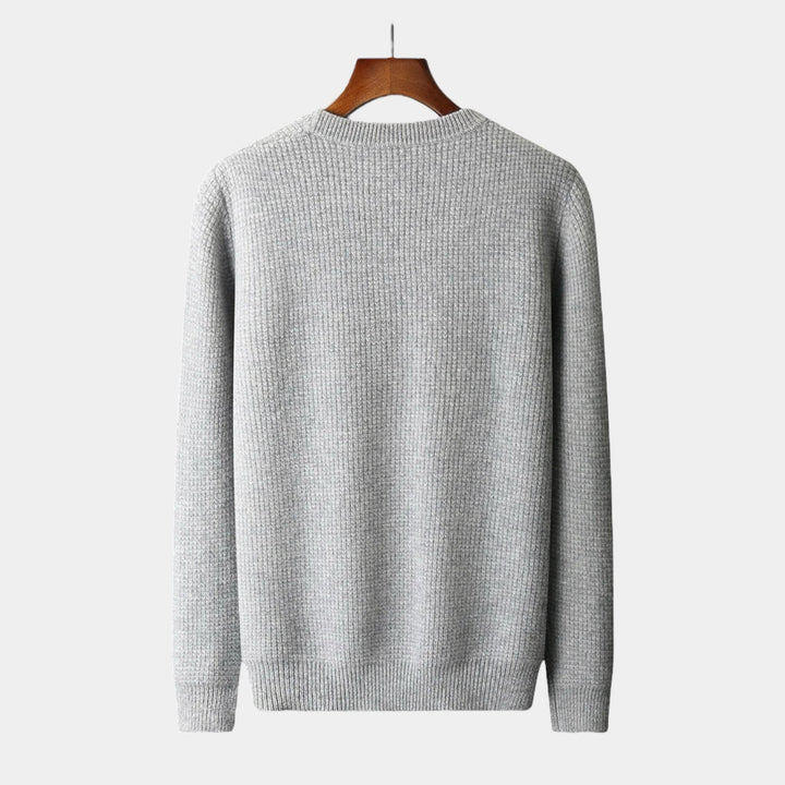 Grauer Strickpullover aus Baumwolle, Herrenmode, Rückansicht, hängend auf Holzkleiderbügel.