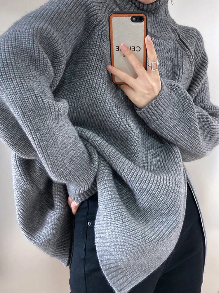 Grauer Strickpullover Damen, Rollkragen, Wintermode, gemütlich, warm, modisch, Freizeitkleidung.