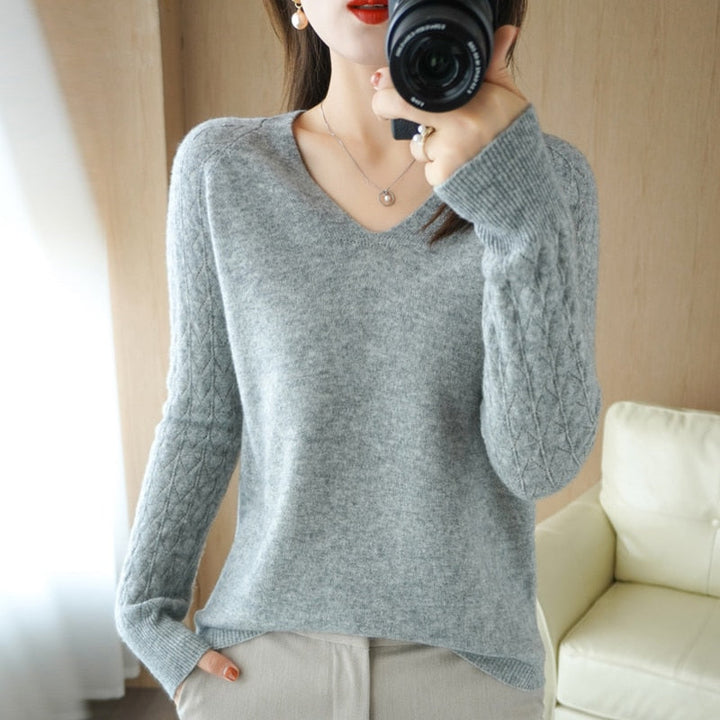 Grauer Damenpullover aus Kaschmir, V-Ausschnitt, Zopfmuster, elegant, weich, warm.