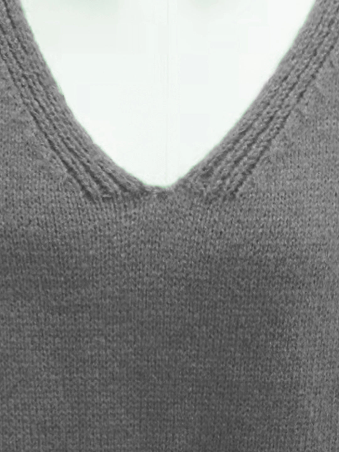 Grauer V-Ausschnitt Pullover aus Wolle, Damenmode, Strickware, Herbstbekleidung.
