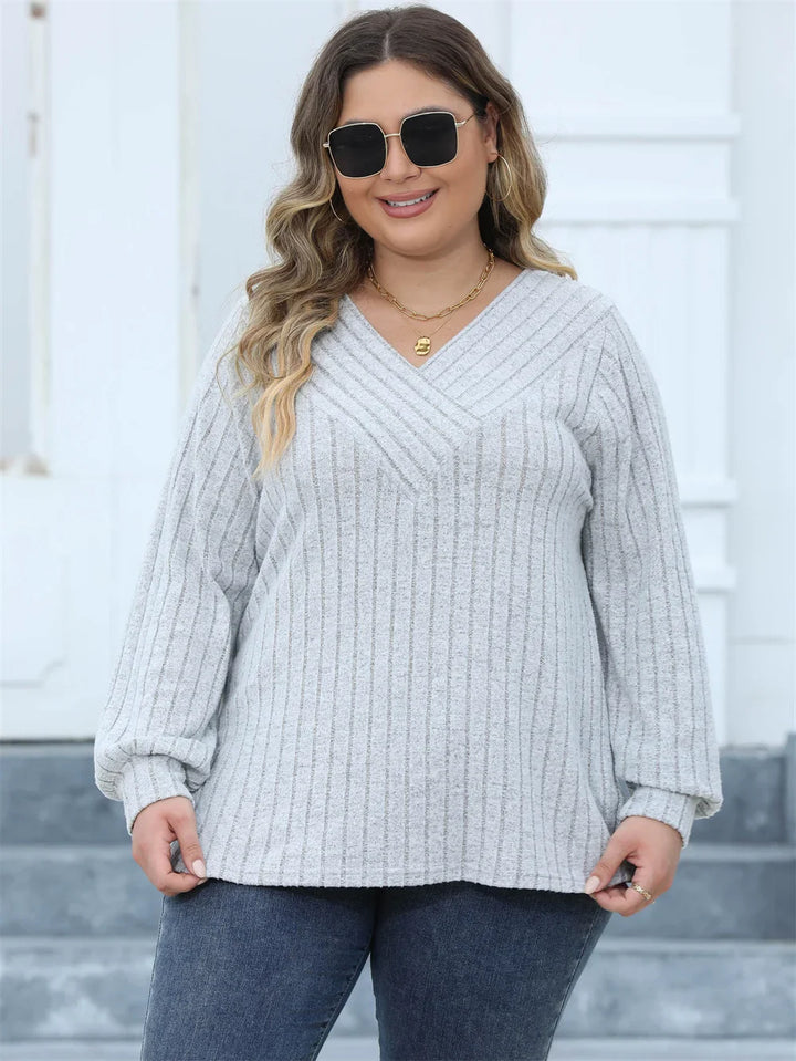 Frau in grauem Strickpullover, V-Ausschnitt, Sonnenbrille, lächelnd, modisch, Herbstmode.