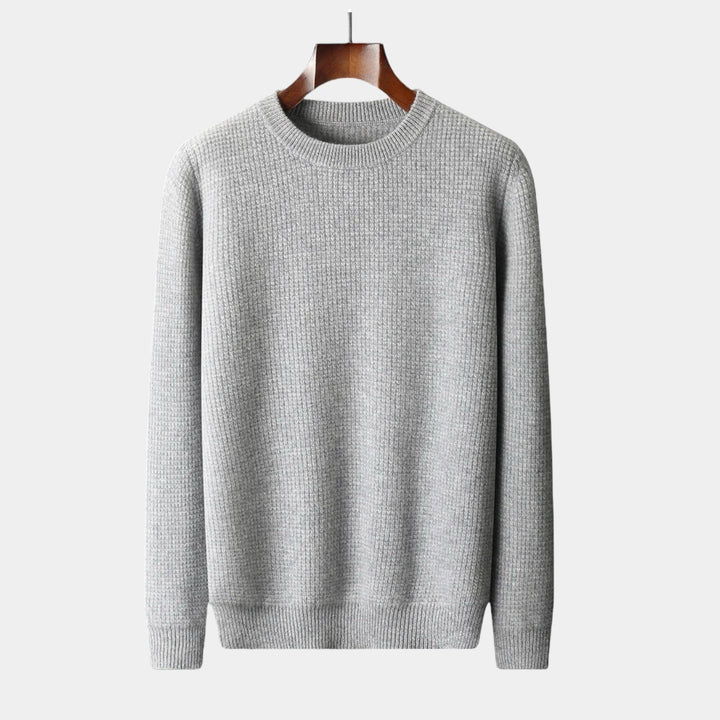 Grauer Strickpullover aus Baumwolle, Herrenmode, klassisches Design, Herbst-Winter-Bekleidung.