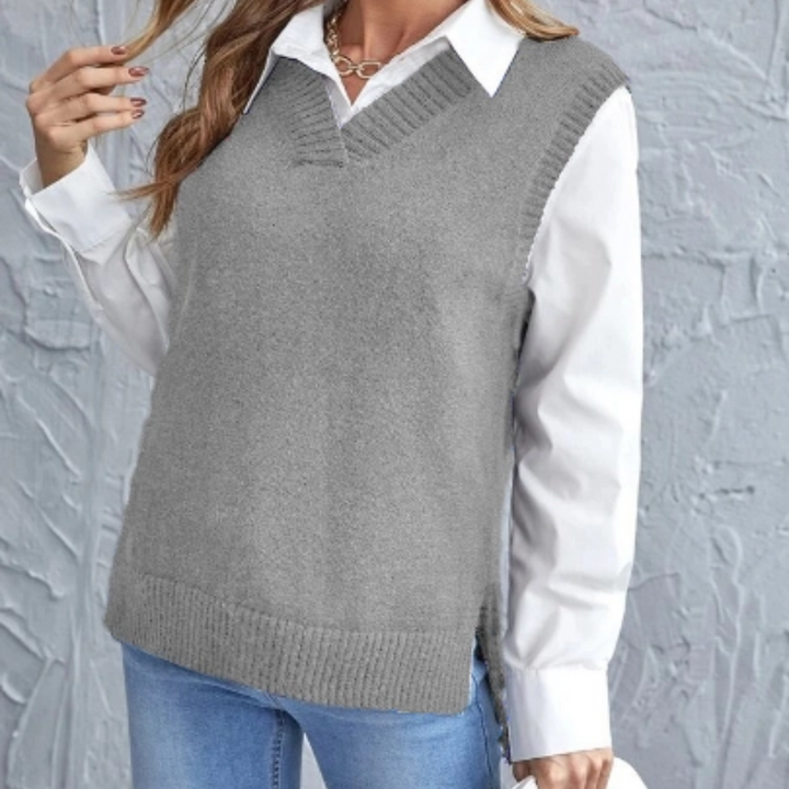 Frau in grauem Strickpullover, weißer Bluse, blauer Jeans, modisch, lässig, Herbstmode.
