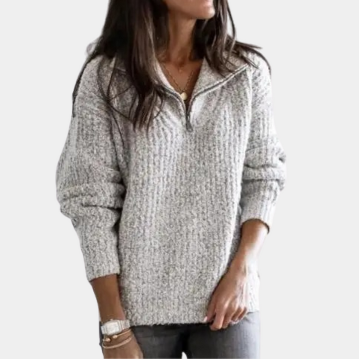 Frau in grauem Strickpullover mit Reißverschluss, lässige Mode, Herbstkleidung.