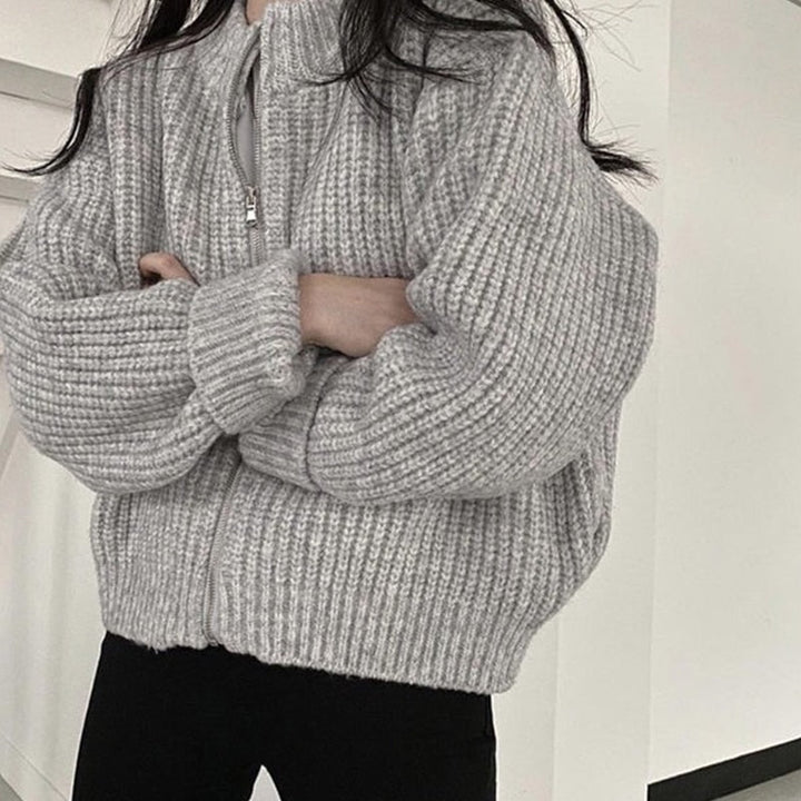 Grauer Strickpullover Damen, Reißverschluss, warm, modisch, Herbstmode, gemütlich, lässig.