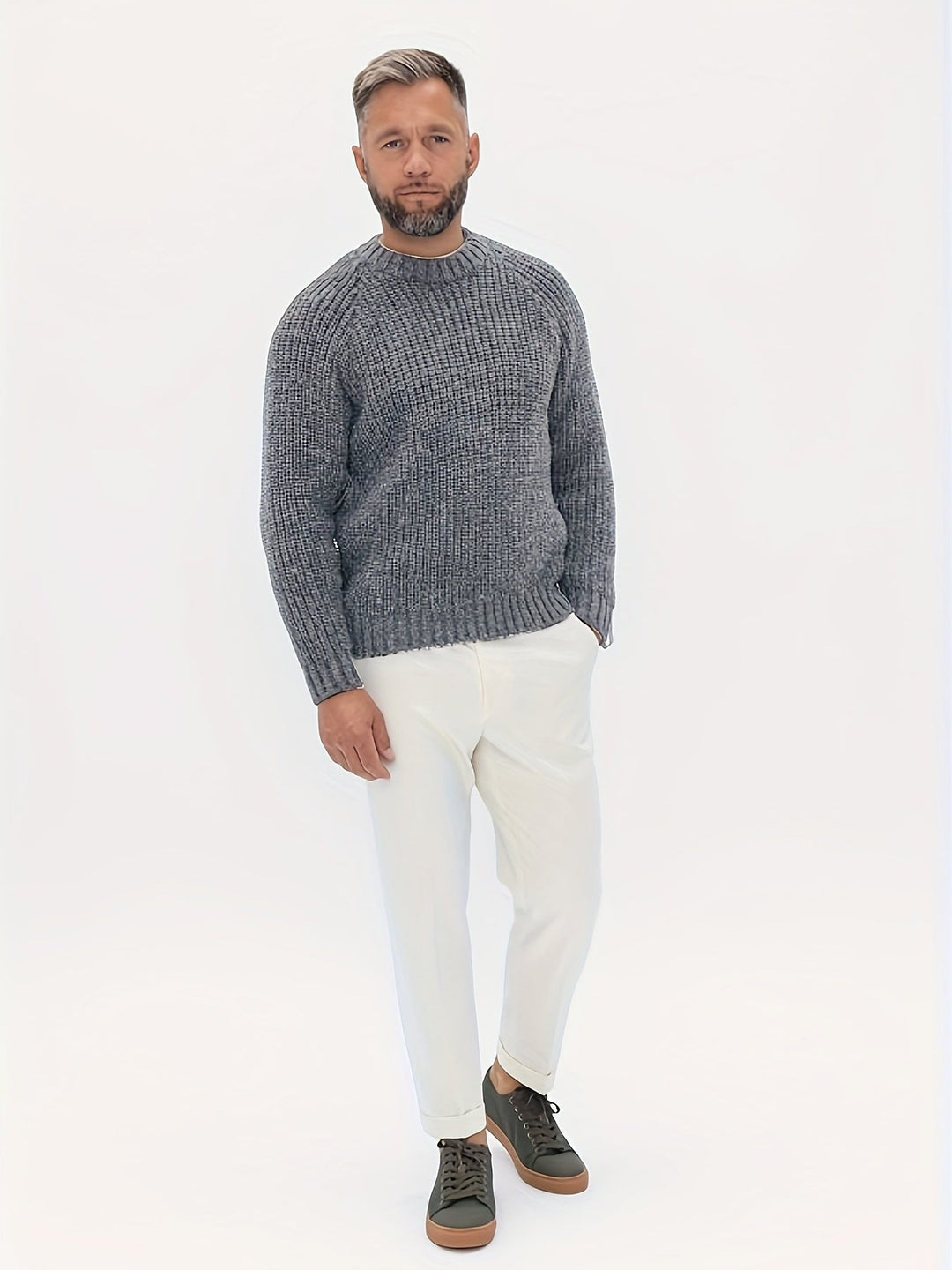 Mann in grauem Strickpullover und weißen Hosen, lässige Mode, Herrenbekleidung.