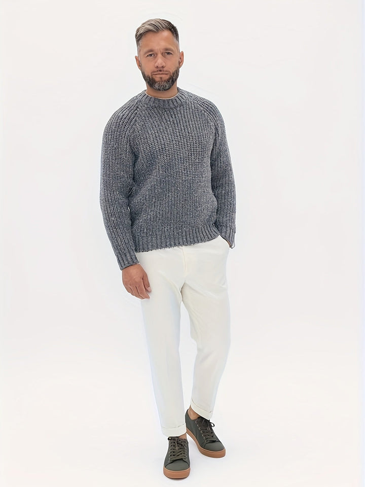 Mann in grauem Strickpullover und weißen Hosen, lässige Mode, Herrenbekleidung.