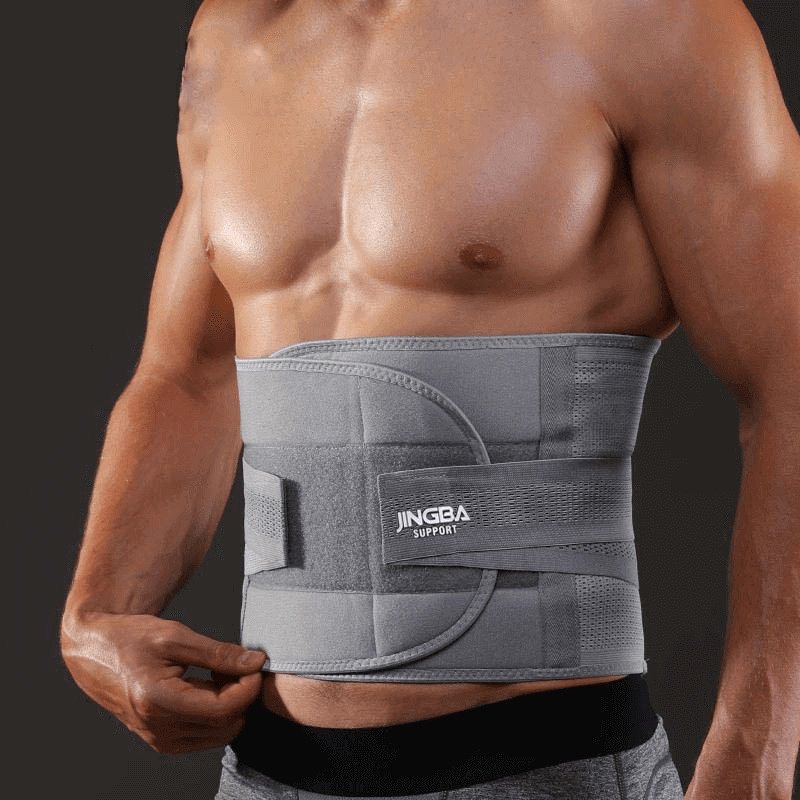 Mann mit grauem Rückenstützgürtel, verstellbar, für Fitness und Haltungskorrektur.