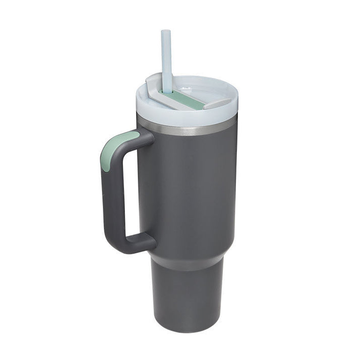 Grauer Thermobecher mit Henkel und Strohhalm, doppelwandig, ideal für heiße und kalte Getränke.