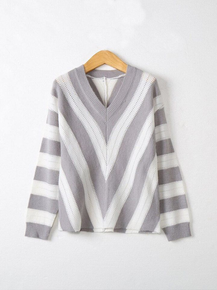 Grauer und weißer gestreifter Pullover, V-Ausschnitt, Damenmode, Baumwolle, elegant, Herbst.