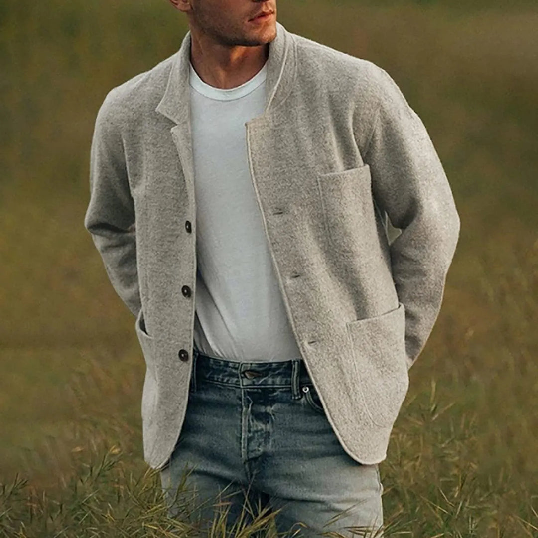 Mann in grauem Wollblazer und weißem T-Shirt, lässiger Stil, Outdoor, Mode, Herrenbekleidung.
