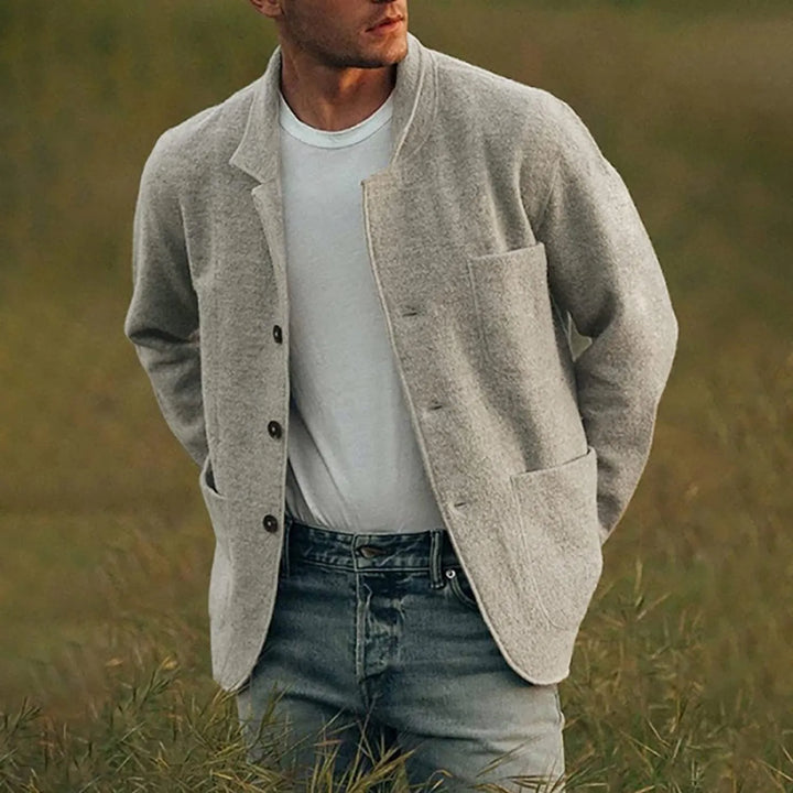 Mann in grauem Wollblazer und weißem T-Shirt, lässiger Stil, Outdoor, Mode, Herrenbekleidung.