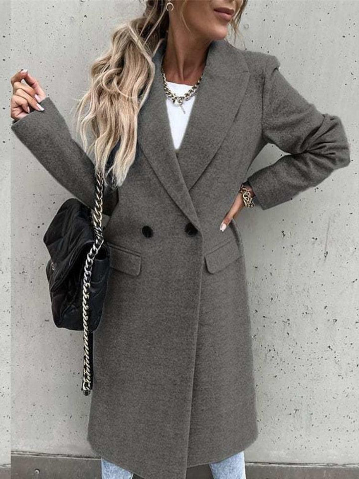 Grauer Damen-Wollmantel, zweireihig, elegant, Herbstmode, mit Kettentasche.