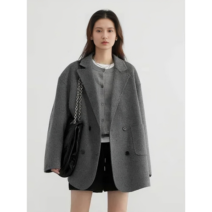 Grau Damen Blazer, Oversize, mit Kettenhandtasche, modisch, elegant, Herbstmode.