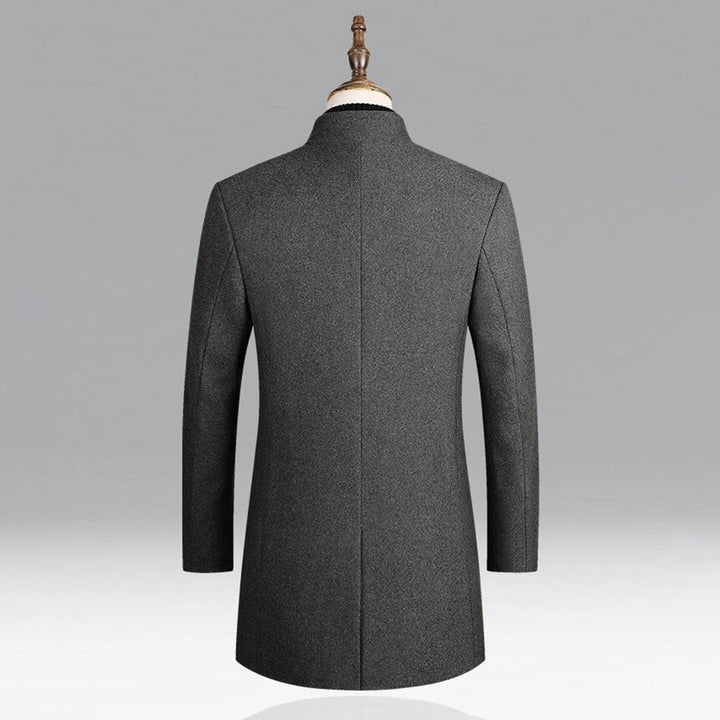 Grauer Herrenmantel aus Wolle, elegant, lang, Rückansicht, Wintermode, stilvoll, warm.