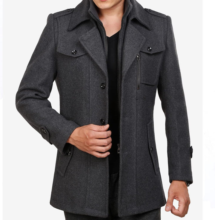 Männer grauer Wollmantel, klassisch, elegant, Herbstmode, Knopfleiste, Taschen, Reverskragen.