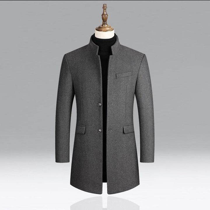 Grauer Herrenmantel, Stehkragen, Knopfverschluss, elegantes Design, Wintermode, Herrenbekleidung.