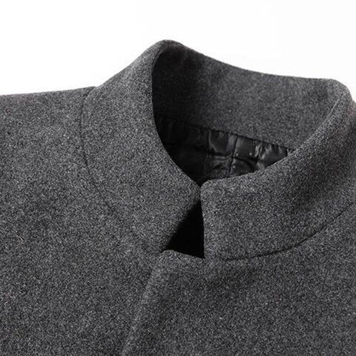 Grauer Wollmantel mit Stehkragen, elegantes Design, warme Wintermode für Herren.