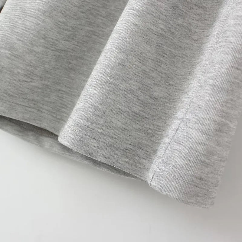 Graues Baumwoll-T-Shirt, Nahaufnahme, weicher Stoff, modisch, bequem, lässig, hochwertig.