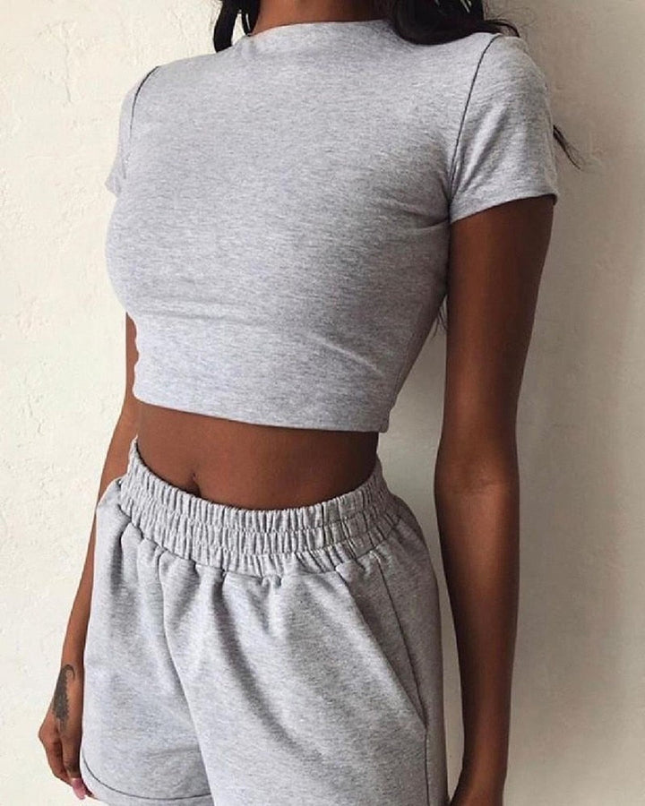 Graues Damen-Crop-Top und Shorts-Set, Baumwolle, Freizeitmode, Sommeroutfit.