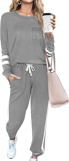 Frau in grauem Jogginganzug mit Kaffeebecher und Tasche, Freizeitmode, bequem, sportlich.