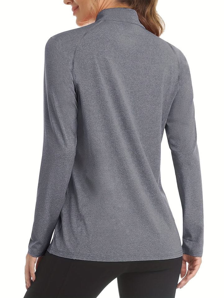Frau in grauem Langarm-Sportshirt, Rückansicht, atmungsaktives Material, ideal für Fitness.