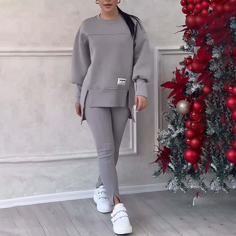 Graues Damen-Sweatshirt und Leggings-Set, lässig, bequem, modisch, mit weißen Sneakers.