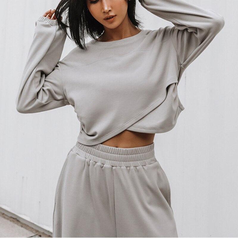 Frau in grauem Jogginganzug, lässiger Stil, Sportbekleidung, Freizeitmode, Streetwear.