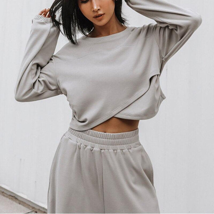 Frau in grauem Jogginganzug, lässiger Stil, Sportbekleidung, Freizeitmode, Streetwear.