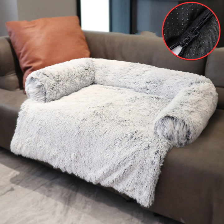 Graues Hundesofa aus Plüsch auf braunem Sofa, abnehmbarer Bezug, rutschfeste Unterseite.