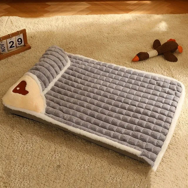 Graues Hundebett aus Plüsch mit Herzmotiv, rutschfest, gemütlich, auf Teppichboden.
