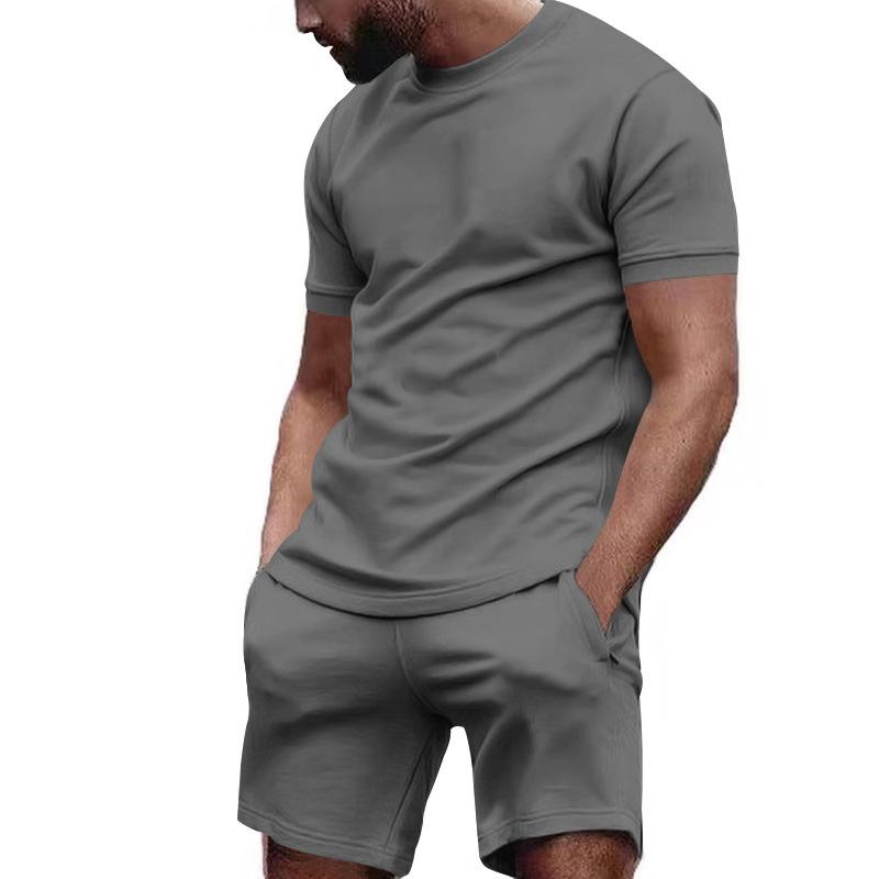 Mann in grauem T-Shirt und Shorts, Freizeitkleidung, Sommermode, Herrenbekleidung, bequem.