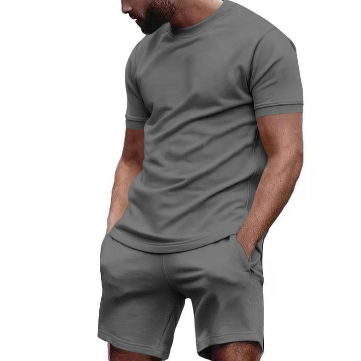 Mann in grauem T-Shirt und Shorts, Freizeitkleidung, Sommermode, Herrenbekleidung, bequem.