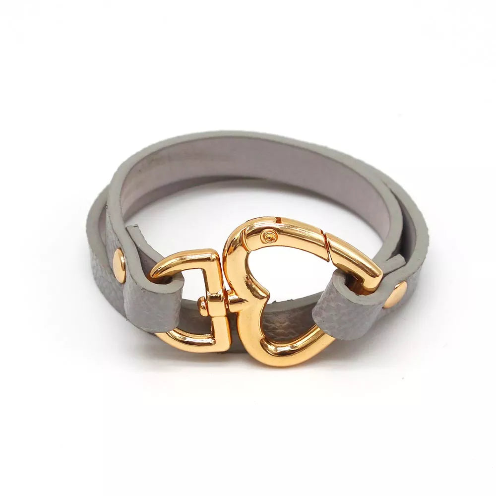 Graues Lederarmband mit goldener Herzschließe, modisches Accessoire für Damen.