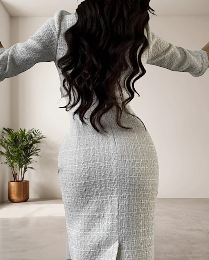 Frau in grauem Tweed-Kleid mit langen Ärmeln, Rückansicht, moderne Inneneinrichtung.
