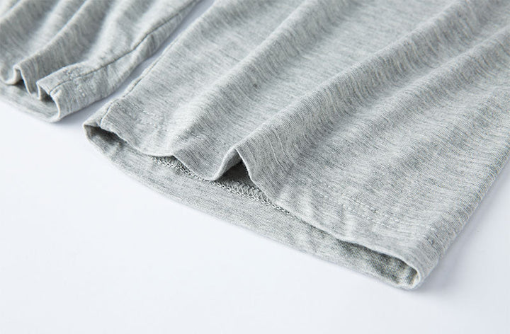 Graues Baumwoll-T-Shirt, langärmlig, weicher Stoff, Detailansicht, Modebekleidung.