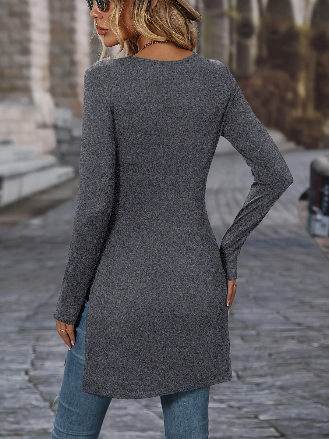 Frau in grauem Langarmshirt, Jeans, Straße, Mode, Herbst, lässig, stilvoll, Rückansicht