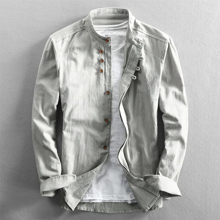 Herrenhemd aus Leinen, hellgrau, Stehkragen, Knopfleiste, lässig, modisch, langärmelig.