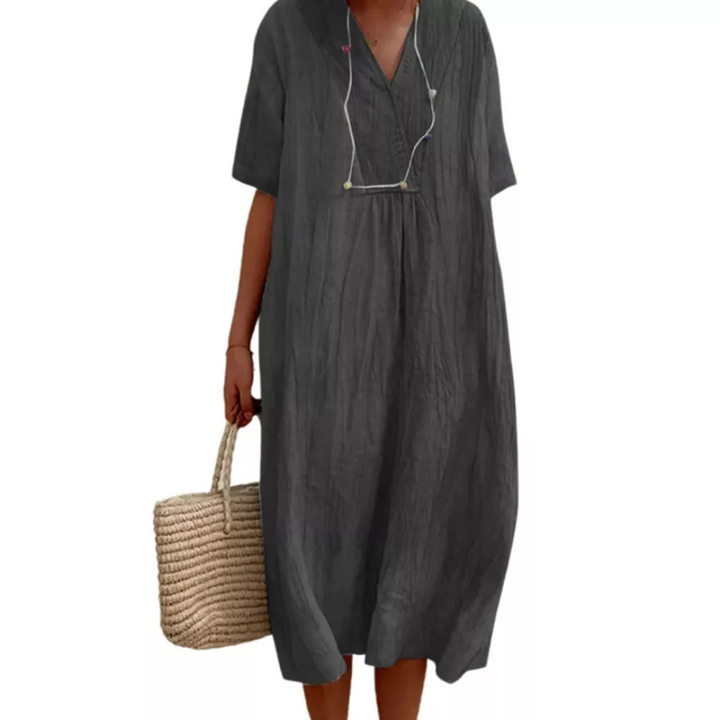 Damen Leinenkleid in Dunkelgrau, V-Ausschnitt, Kurzarm, Sommermode, mit Strohtasche.