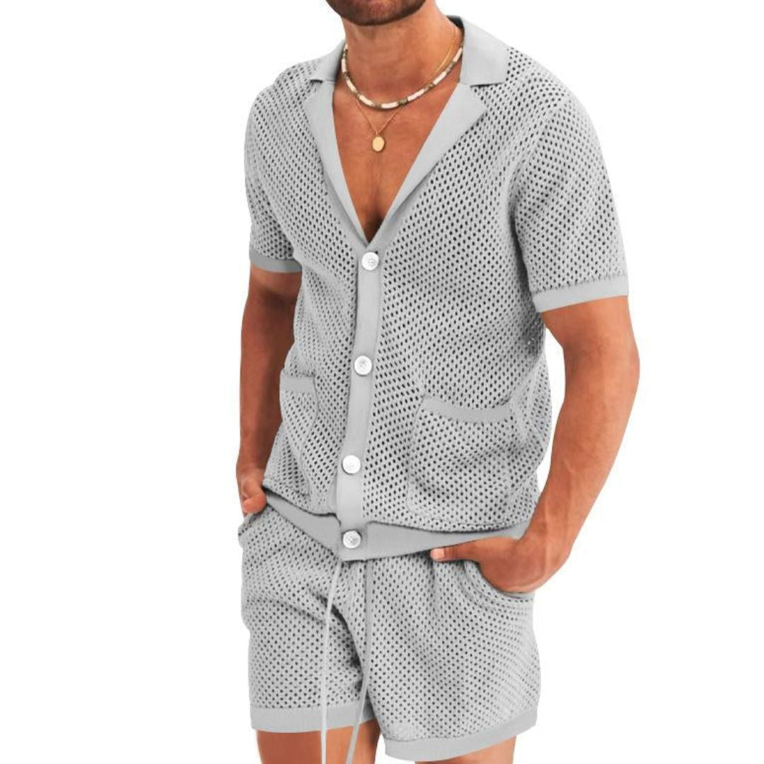 Mann in grauem Netz-Shorts-Set, Sommermode, Freizeitkleidung, Herrenbekleidung, modern.