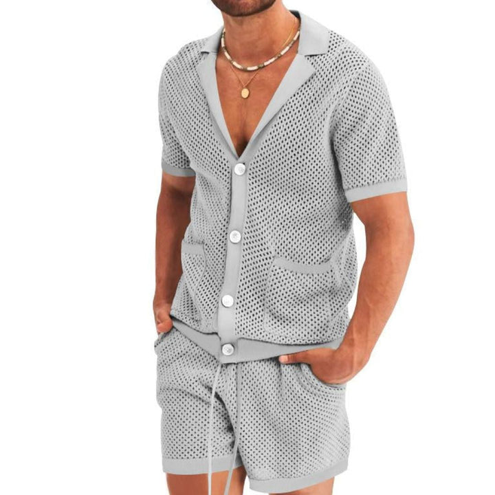 Mann in grauem Netz-Shorts-Set, Sommermode, Freizeitkleidung, Herrenbekleidung, modern.