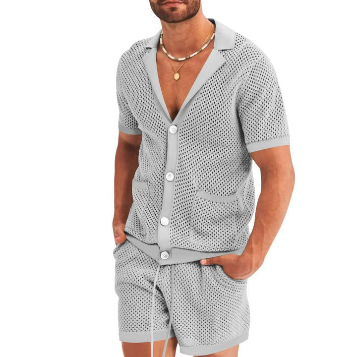 Mann in grauem Strick-Set mit Knöpfen, Kurzarmhemd und Shorts, Sommermode, Freizeitkleidung.