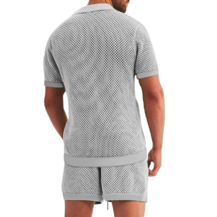 Mann in grauem Mesh-Shorts-Set, Sommermode, atmungsaktiv, sportlich, Rückansicht.