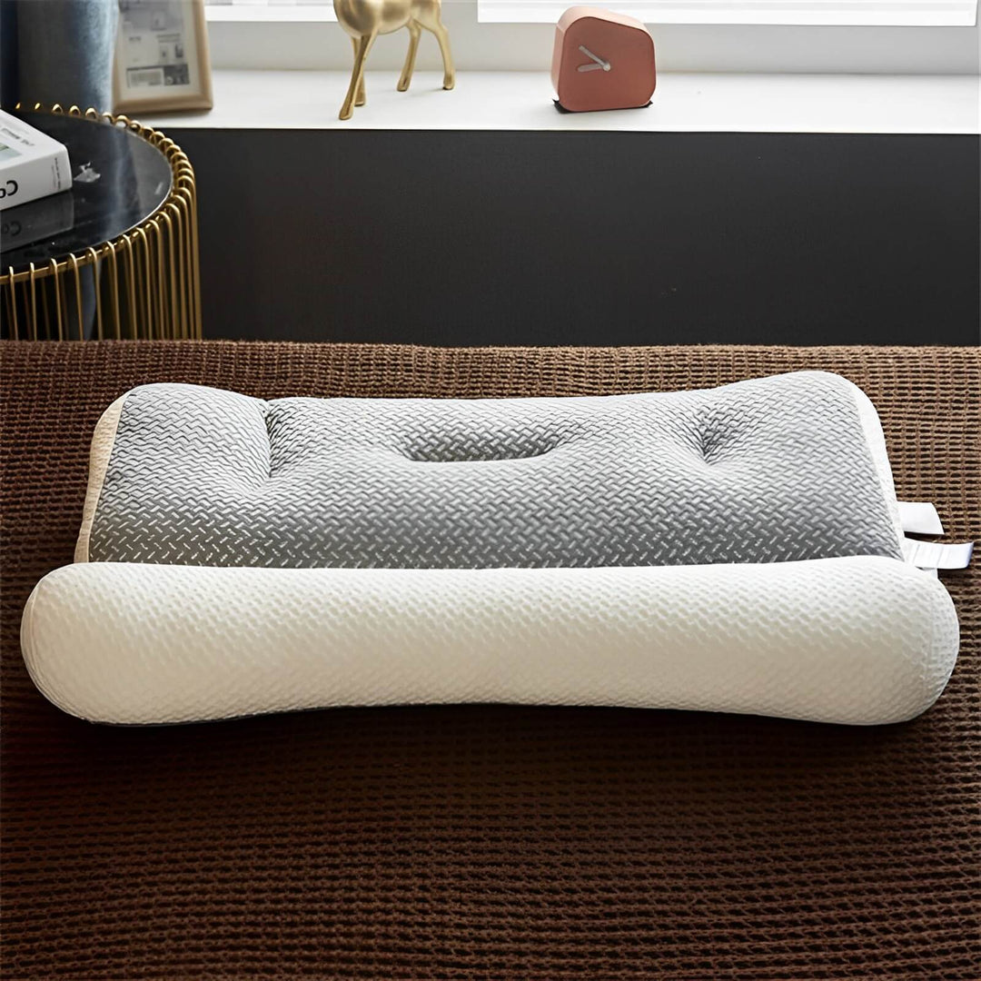 Graues ergonomisches Nackenstützkissen aus Memory-Schaum auf braunem Bettbezug.
