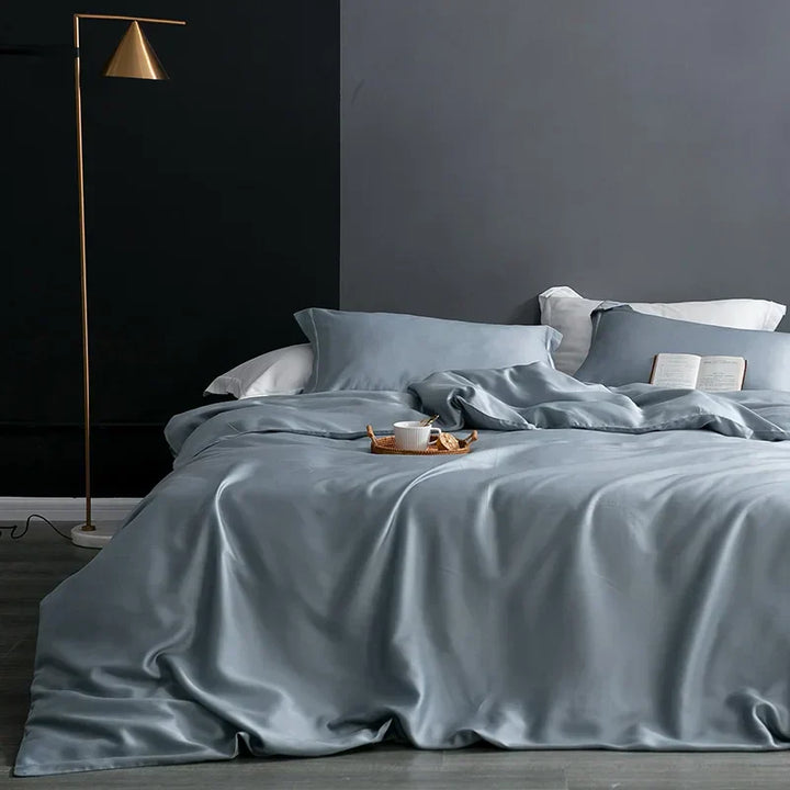 Luxuriöses graues Seidenbettwäsche-Set mit Kissen, modernem Design, Schlafzimmer-Dekor.