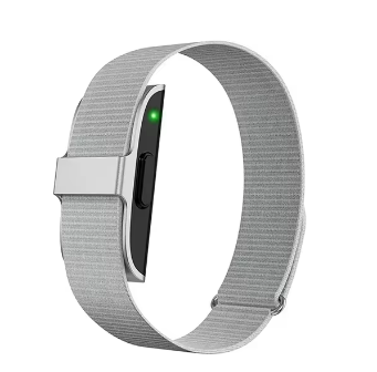 Graues Fitnessarmband mit Herzfrequenzmesser, verstellbar, modernes Design, für Sport.
