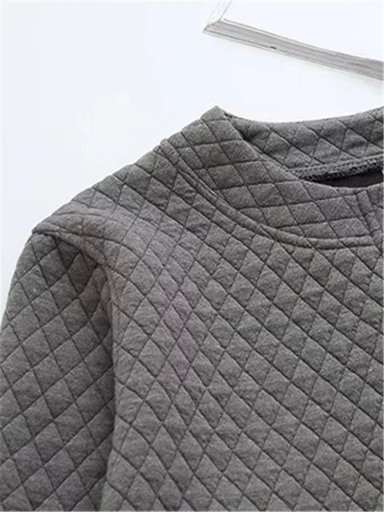 Grauer Stepppullover aus Baumwolle, rautenförmiges Muster, modisch, warm, bequem.
