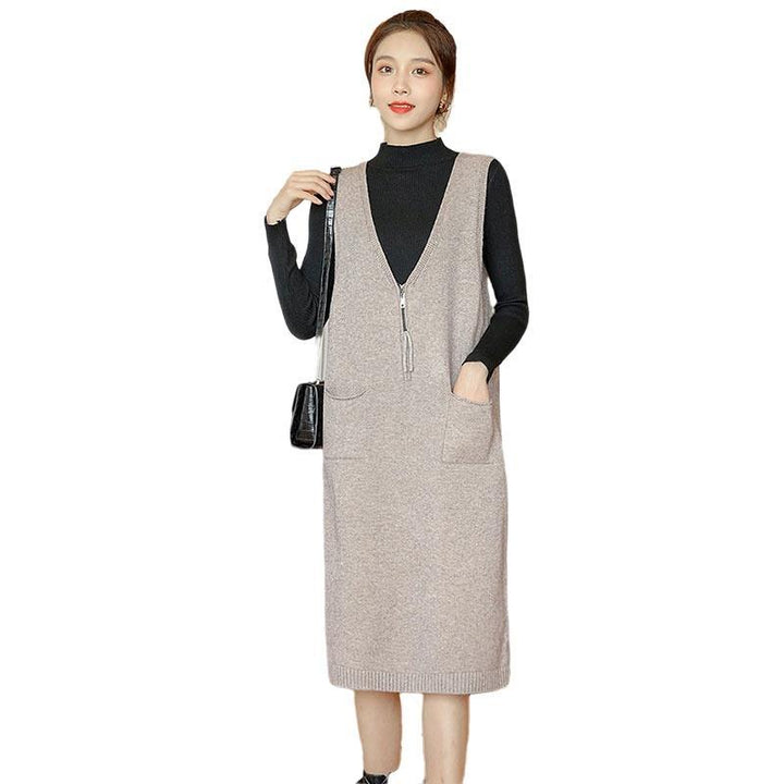 Damen Strickkleid ärmellos grau mit Reißverschluss, elegantes Design, Herbstmode.