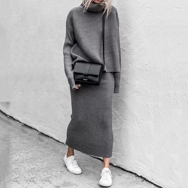 Damen Strickkleid Set, grau, langärmelig, Rollkragen, mit schwarzer Umhängetasche, modisch.